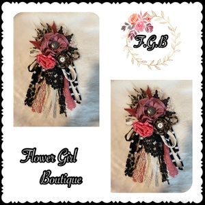 SOLD 💫 Flower pin